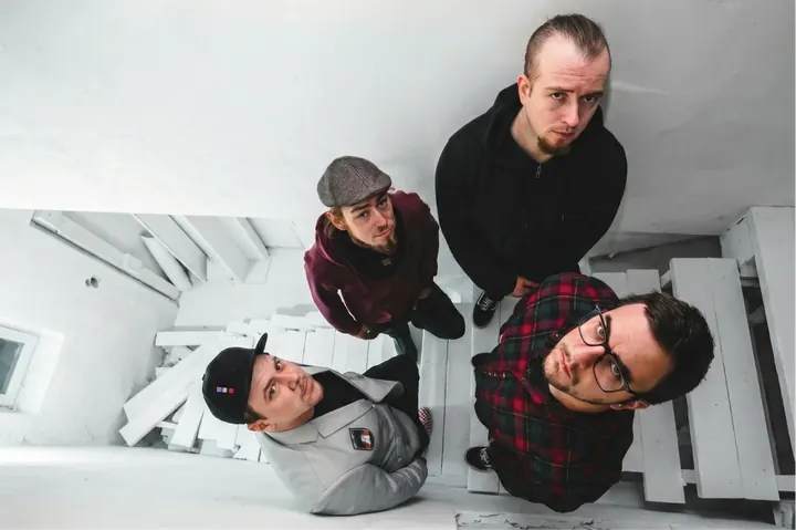 Kapela Satanova Malá Raketka živě během energického koncertu pod pódiovými světly